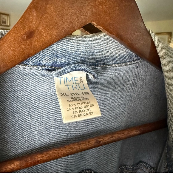 Time and Tru Long Sleeve Jean Jacket - Picture 6 of 9